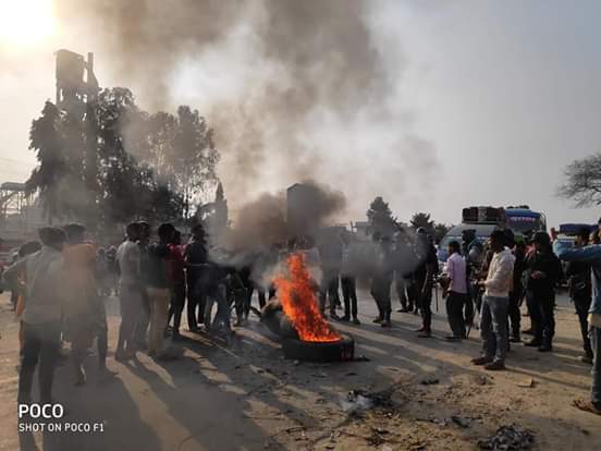 मारुती सिमेन्ट फेक्ट्रीकै कारण आत्महत्या विरोधमा प्रदर्शन गर्दै