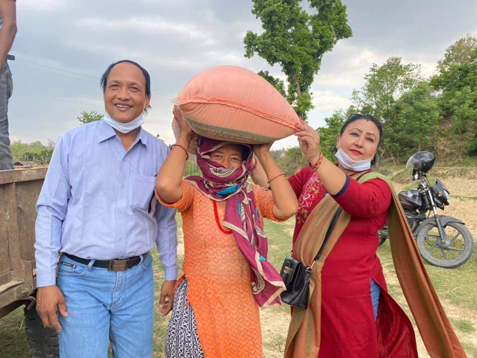 जहाँ पुगेन ‘नगरपालिका’ त्यहाँ पुगे ‘समाजसेवीका’, यी जोडी लगातार चर्चामा