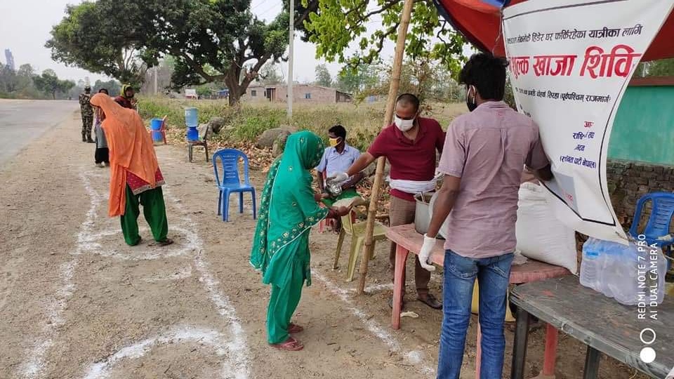 राजपा बिद्यार्थी संघद्वारा पैदल यात्रीलाई चोहर्बामा नि:शुल्क खाजा