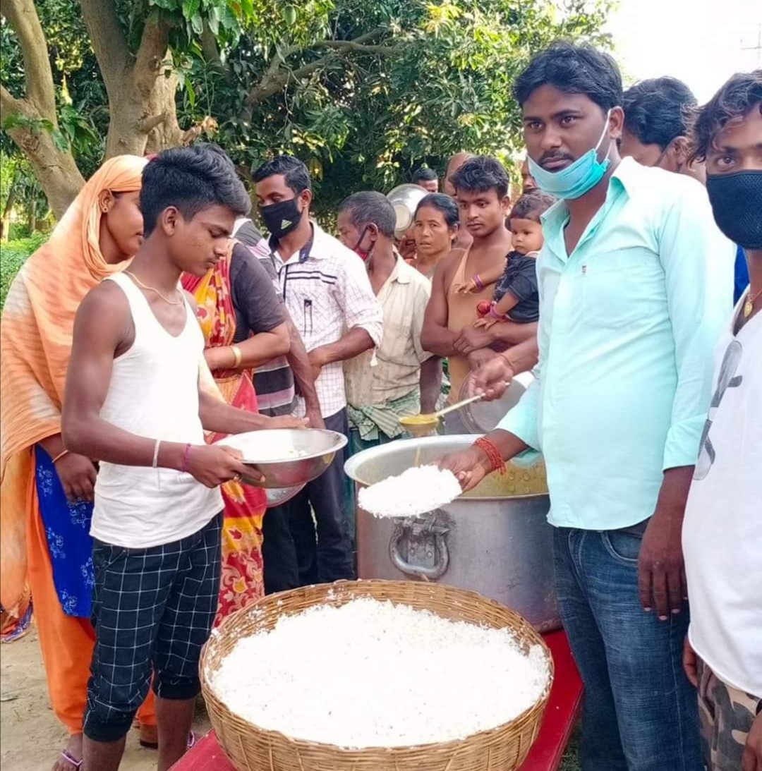 भारतिय कामदार दसगजा क्षेत्रमा अलपत्र, बिद्यार्थी नेताले गरे भोजनको ब्यवस्था