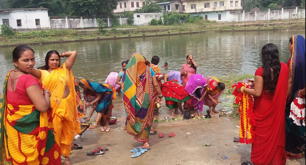 कोरोना भाइरस भगाउने नाममा जलाशयमा महिलाको भीड