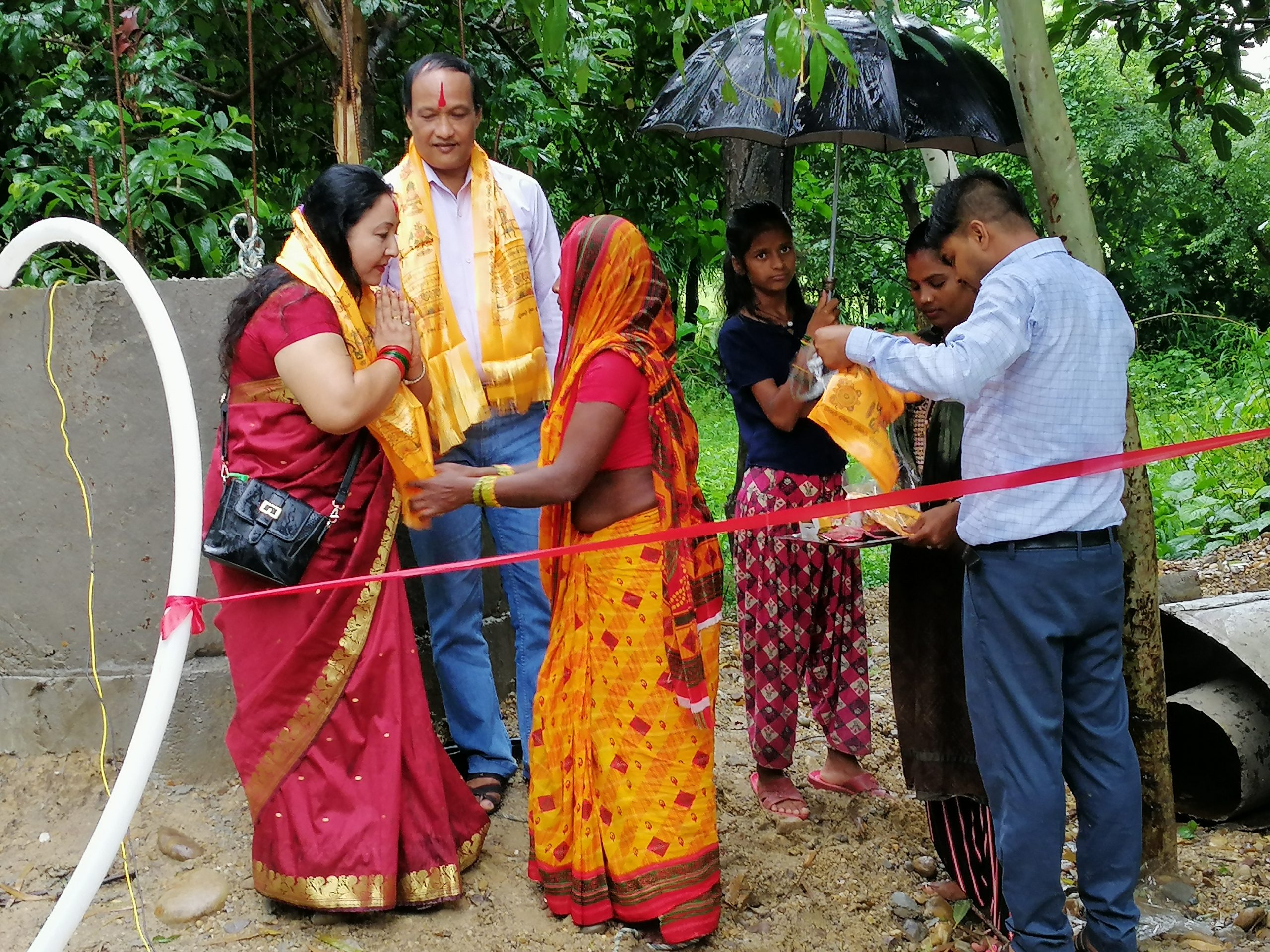 दलित बस्तीमा ईनार निर्माण गरि समाजसेवी चौधरीले मनाए जन्मदिन