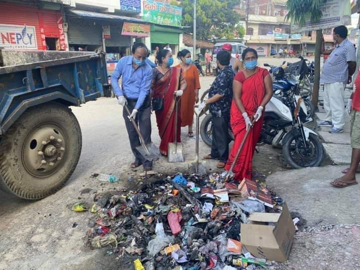 लाहान नगरपालिकालाई नैतिक दबाब दिदै मस जोडीले उठाए फोहोर