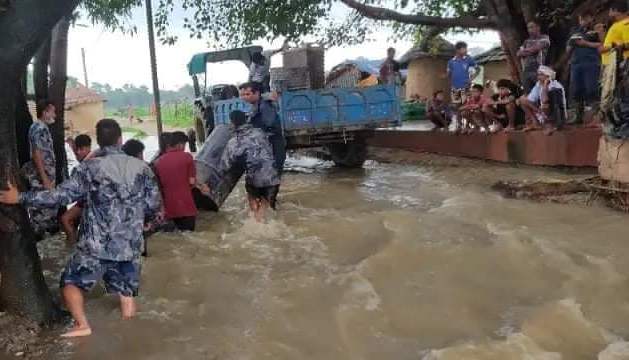 सशस्त्र प्रहरीले डुबानमा परेका ३९ परिवारको खाद्यान्न जोगायो