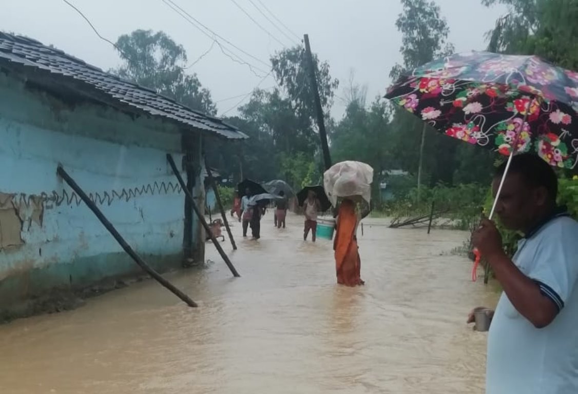 रातु नदीको बाँध भत्किएपछी महोत्तरीको सयौँ घर डुबानमा