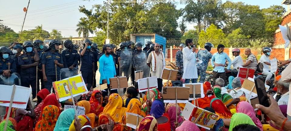 गैरसुकुम्वासीको जग्गा वदर गर्न माग गर्दै मुख्यमन्त्री कार्यालय घेराउ