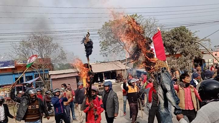 जनमत पार्टीले प्रधानमन्त्री र कृषिमन्त्रीको पुत्ला जलायो