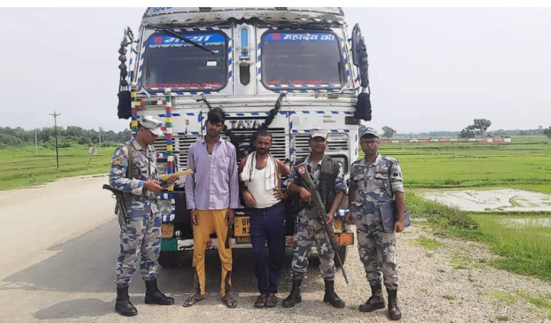 ट्रकसहित दुई भारतीय नागरिक सप्तरीको कोसी ब्यारेजबाट पक्राउ