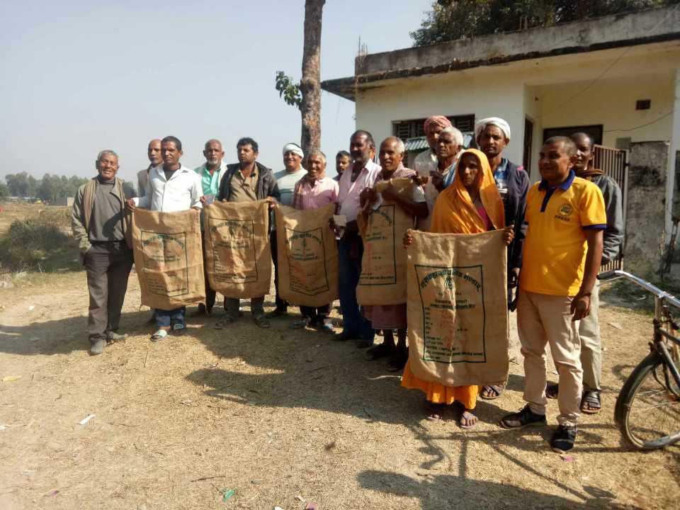 मधेस प्रदेश: बोरा लिएर कृषक पुगे कृषि शाखा