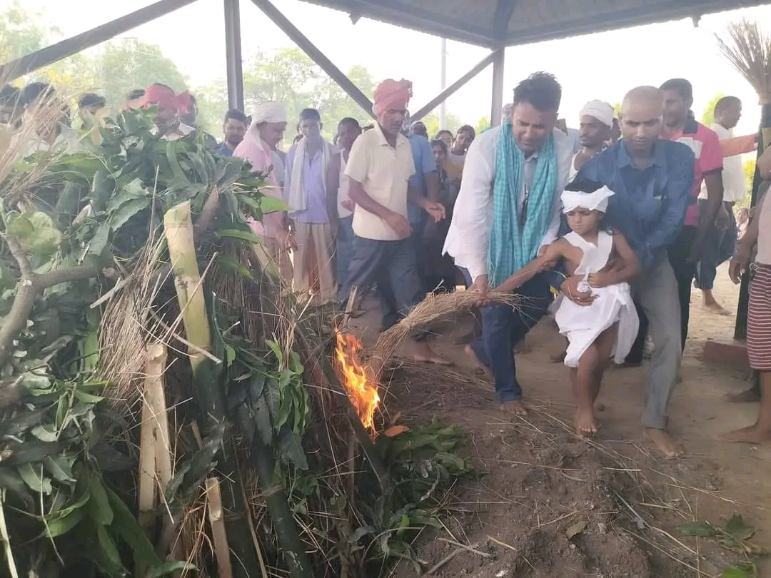 छ वर्षीय छोराद्वारा पत्रकारलाई दागबत्ती